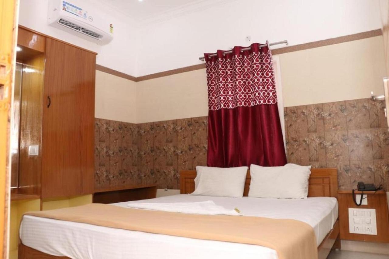 Saravanas Lodge Tiruchchendūr Exterior foto